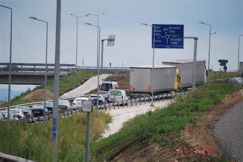 Au aruncat cu pietre spre maşinile care circulau pe autostradă între