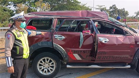 Diduga Sopir Mengantuk Mobil Pajero Mengalami Kecelakaan Di Tol Sumo