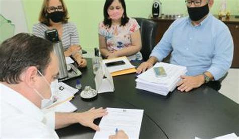 Luciano Barbosa Assina Documento Para Compra De Mil Doses Da Vacina