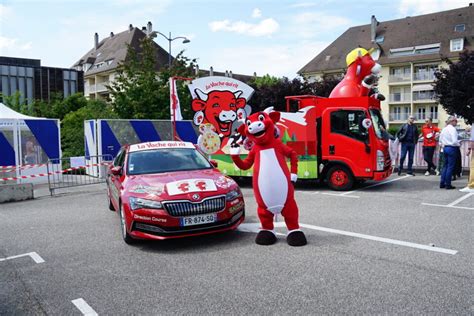 Tour De France Les Voitures La Vache Qui Rit Pr Sentes Dans La