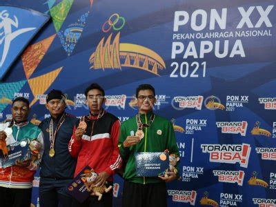 UPACARA PENYERAHAN MEDALI TUNGGAL PUTRA PENCAK SILAT ANTARA Foto