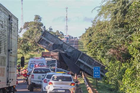 Acidente Entre Carretas E Carro Mata Pessoas Na Capital Campo