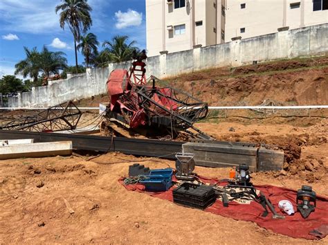 Motorista de máquina fica ferido após veículo tombar em obra em Uberaba