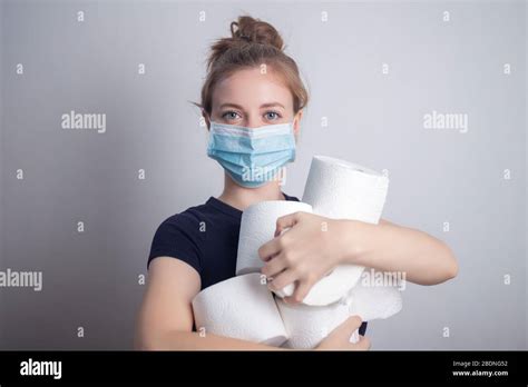 Femme Avec Du Papier Toilette Banque De Photographies Et Dimages