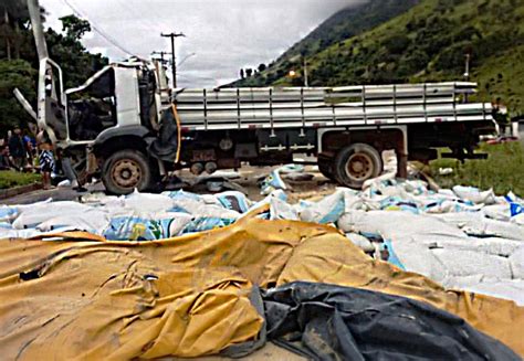 Caminhão tomba e deixa três feridos na ES 165 em Afonso Cláudio