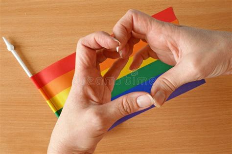 Bandera Arco Iris Como Símbolo Gay Lgbt Y Forma Del Corazón Como Signo De Amor En Fondo Gris