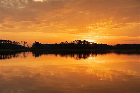 Schöner sonnenuntergang über dem meer Kostenlose Foto