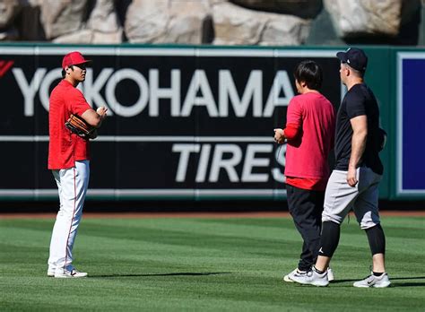 ＜エンゼルス・ヤンキース＞試合前、ロドンと話す大谷（撮影・沢田 明徳） ― スポニチ Sponichi Annex 野球