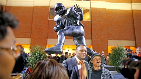 Oklahoma State football unveils Barry Sanders statue at long last