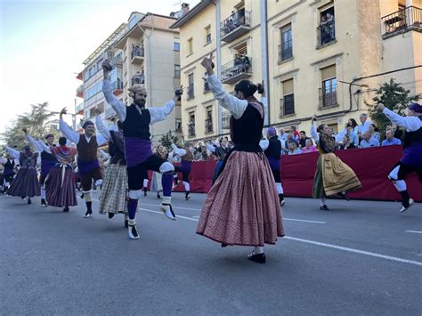 Fotos Del Desfile Final Del Festival Folkl Rico De Los Pirineos En Jaca