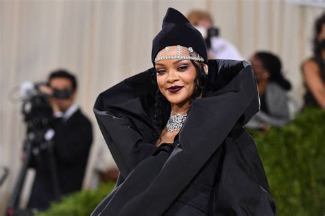 Rihanna anuncia nova música após 6 anos sem lançamentos - 26/10/2022