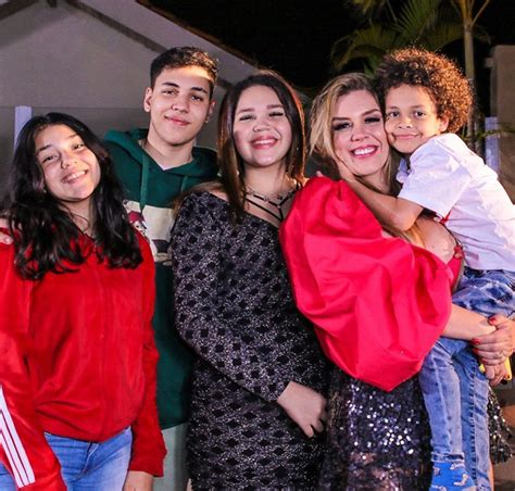 Simony Completa Anos De Idade E Comemora Ao Lado Dos Filhos Confira