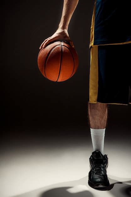 Silhueta Vista De Um Jogador De Basquete Segurando Uma Bola De