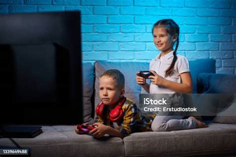 Niños Jugando Videojuegos Con Consola De Juegos Foto De Stock Y Más