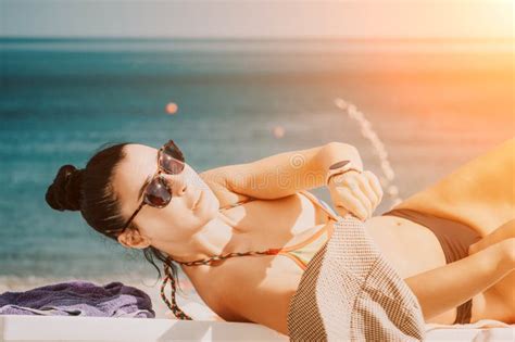 Mujer En Bikini Arco Iris Una Mujer De Mediana Edad Y Buen Gusto Feliz Bronceada Con Traje De