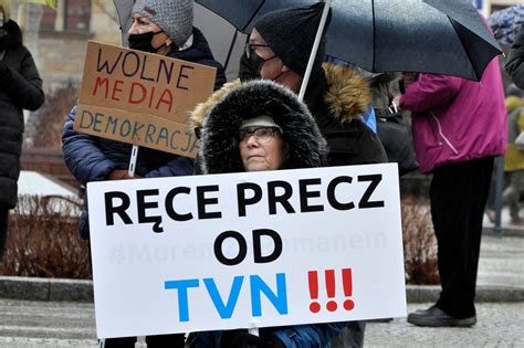 Protesty przeciwko lex TVN Tysiące ludzi na ulicach RELACJE Z