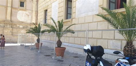 Cornicioni Pericolanti A Palermo Transennato Palazzo Delle Aquile