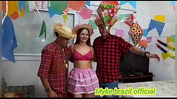 Beaucoup de sexe anal et vaginal au festival São João avec la délicieuse Lia Loci elle