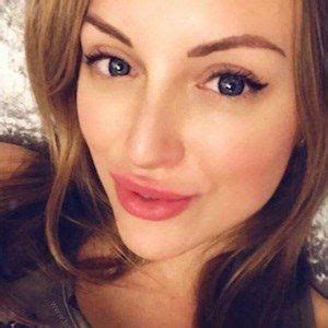 Tracy Kiss - Age, Family, Bio | Famous Birthdays