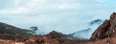 Background Foto Awan Dan Kabut Di Puncak Gunung Di Sore Hari