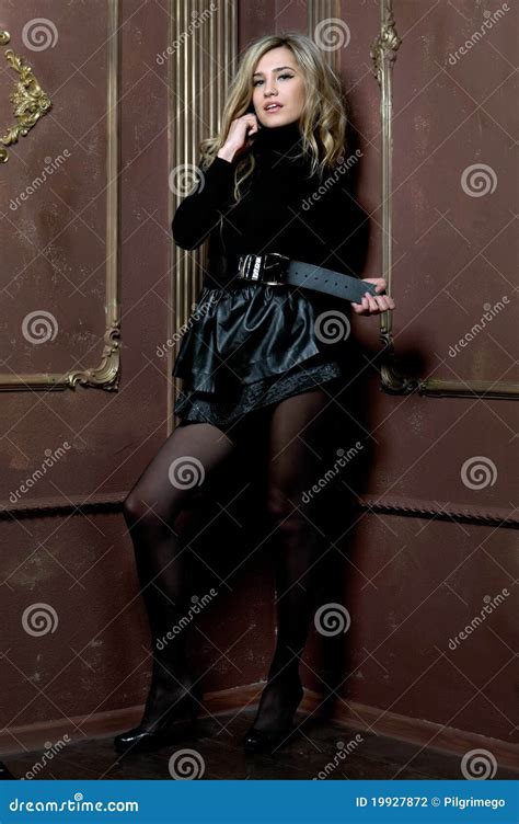 Blonde Hermoso En Interior Foto De Archivo Imagen De Atractivo 19927872