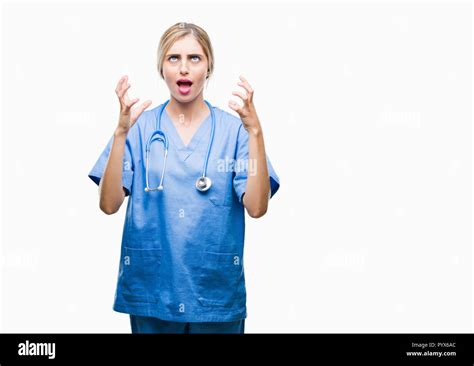 Belle Jeune Femme Blonde Infirmi Re M Decin Chirurgien Sur Fond Isol Et Mad Fou Criant Et