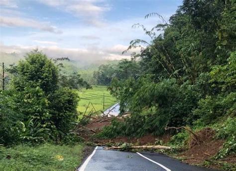 Tebing Longsor Tutup Akses Jalan Penghubung Antar Kecamatan Di Kuningan