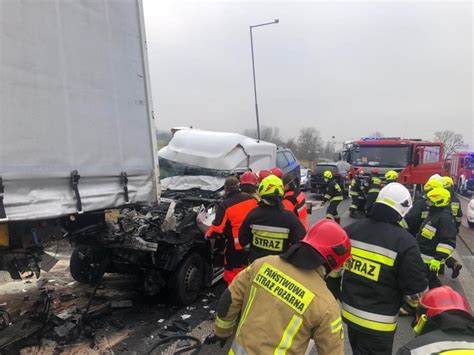 Wypadek na obwodnicy Lwówka Auto wbiło się pod naczepę ZDJĘCIA