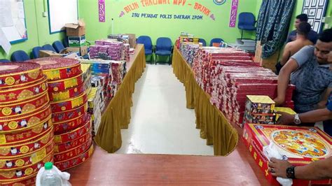 Cops Nab Businessman Seize Firecrackers Worth Rm Malay Mail