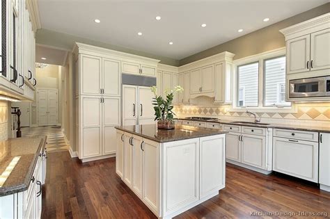 Traditional Kitchen Cabinets - Photos & Design Ideas