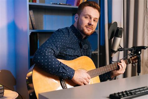 Toma Media Del Guapo Cantante Guitarrista Que Toca La Guitarra Acústica