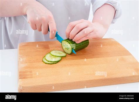 Cooking techniques - Knife techniques - claw technique Stock Photo - Alamy