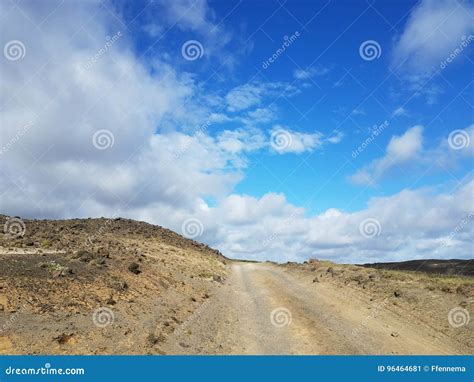 Estrada De Terra Vazia Ao Lado Do Campo De Lava Imagem De Stock