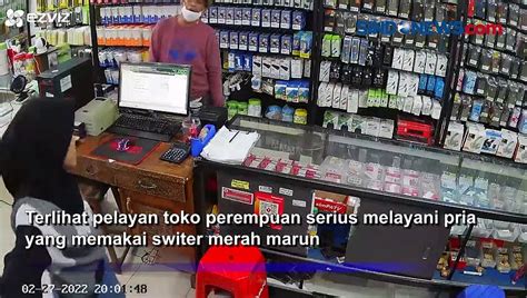 Modus Beli Aksesori Terekam Cctv Dua Pria Gasak Ponsel Video Dailymotion