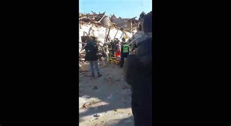 Terremoto Croazia Famiglia Estratta Dalle Macerie L Applauso Ai