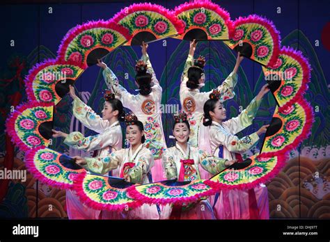 South Korea Seoul Korea House Korean Fan Dance Stock Photo Alamy