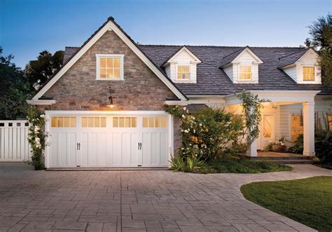 Clopay Coachman Collection Carriage House Garage Door Klassisch