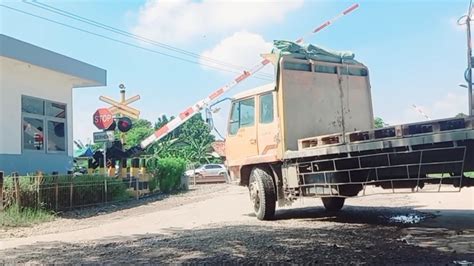 Railroad Crossing Indonesia Palang Perlintasan Nyangkut Gak Tuh Di