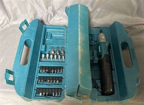Makita 6722D 4.8V Cordless Screwdriver Kit with Accessories and Case