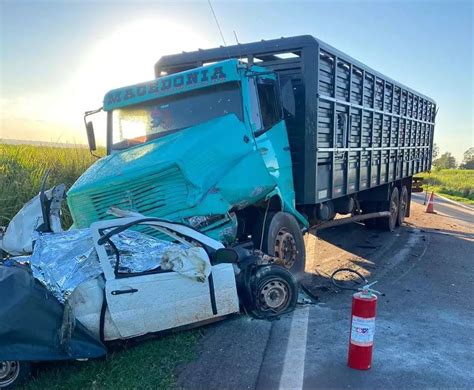 Estradas Batida Entre Caminh O E Picape Deixa Dois Mortos Na Br