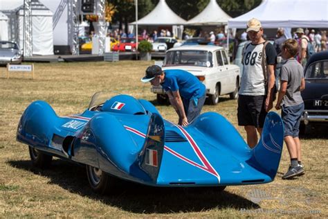 Renault Toile Filante An Aerodynamically Shaped Car That Runs More