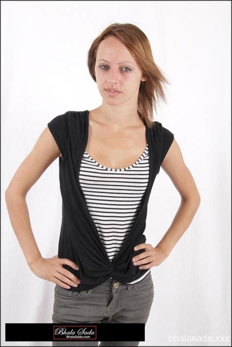 Amazing Babe Strips Down And Unveils Her Hot Figure Photos