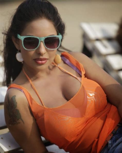 Unseen Hot Cleavage Of Tamil Actress Cine World