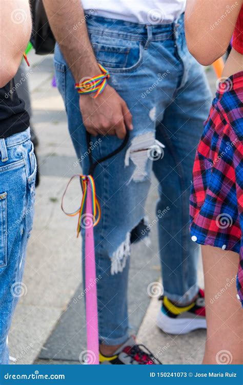 Gay Con Il Concetto Di Minoranza Sessuale Mano E Braccio Del Tipo Con I Polsini Dell Arcobaleno