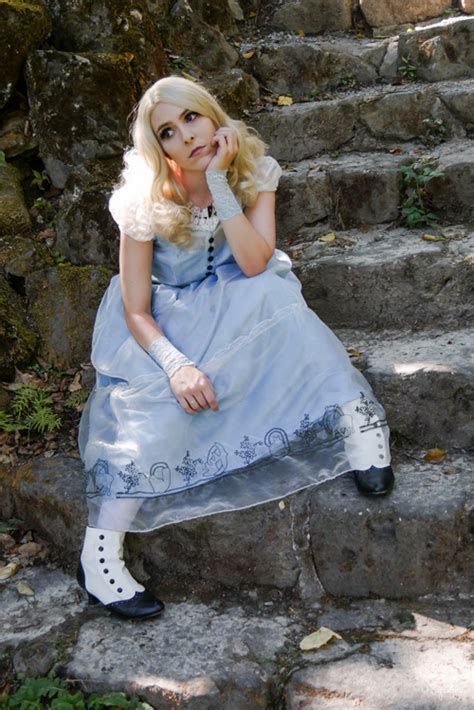 Alice Kingsleigh From Alice In Wonderland Cosplay