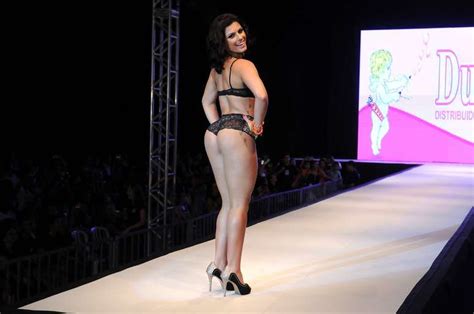 Babi Rossi Desfila De Lingerie Veja Todos Os Famosos