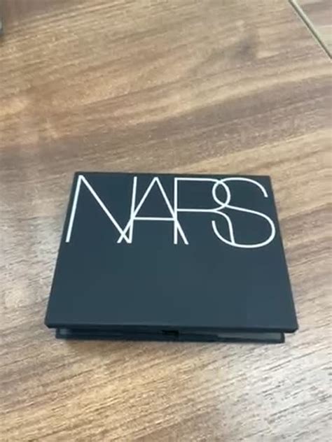 NARS Светоотражающая фиксирующая компактная пудра купить по цене 4125 ...