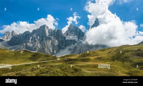 Dolomitas Mujer En La Cima De La Colina Baita Segantini Monta A Con