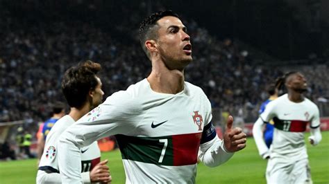 Portugal Goleó A Bosnia En Las Eliminatorias Para La Eurocopa Con Doblete De Cristiano Ronaldo