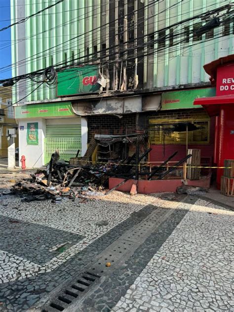 Barraca de flores pega fogo no centro de Ilhéus Fábio Roberto